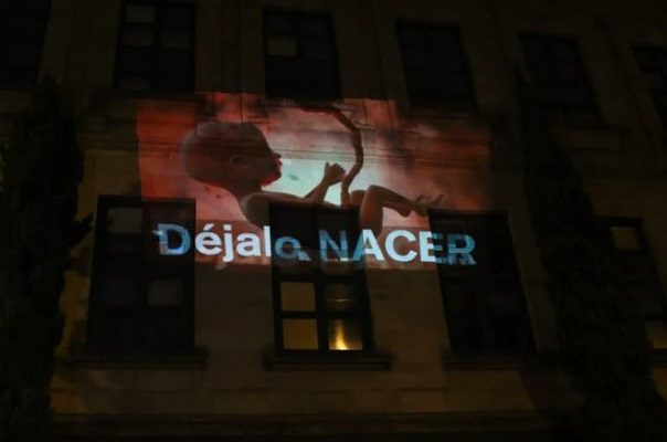 Proyectan mensajes en la Suprema Corte contra la despenalización del aborto