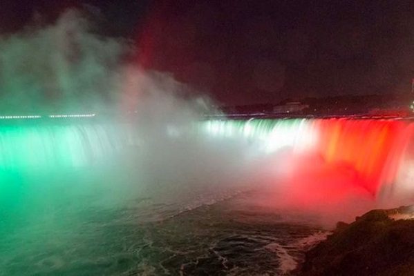 Cataratas del Niágara se iluminan con los colores de la bandera de México