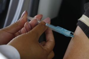 Primeros ocho menores logran amparos para ser vacunados en Nuevo León