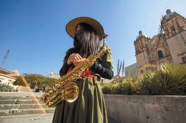 La saxofonista María Elena Ríos exige la intervención de AMLO en su caso