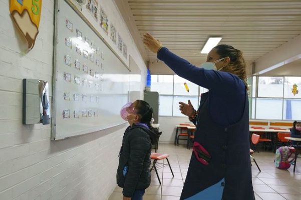 GCDMX reporta 52 contagios "esporádicos" tras regreso a clases presenciales