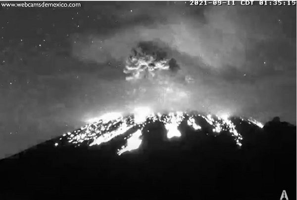 Popocatépetl lanza fumarola y fragmentos incandescentes tras explosión #VIDEO