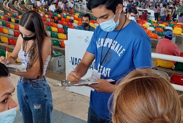 Joven hizo fila dos veces para recibir doble vacuna, en Durango