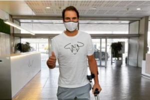 Rafael Nadal reaparece en muletas tras someterse a tratamiento