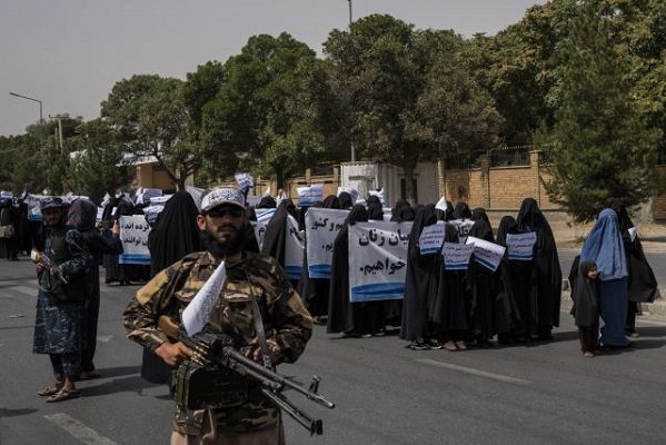 Afganas con burkas marchan en apoyo a los talibanes