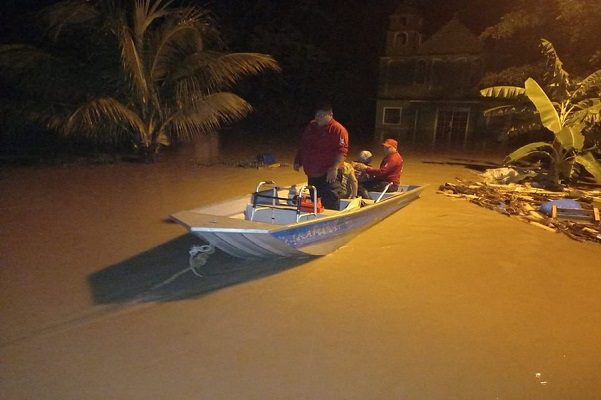 Familias son evacuadas por riesgo de inundaciones y deslaves en Tabasco