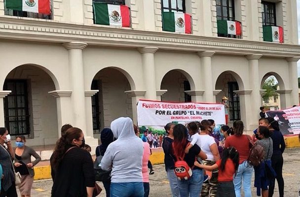 Familiares exigen liberación de secuestrados por autodefensas en Pantelhó