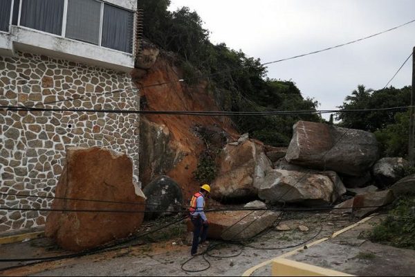 Sube tres el número de muertos en Guerrero por sismo magnitud 7.1