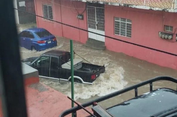 Fuertes lluvias provocan inundaciones en Villahermosa