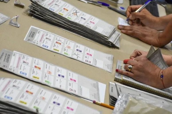 AMLO pide a SRE campaña para facilitar voto en el extranjero