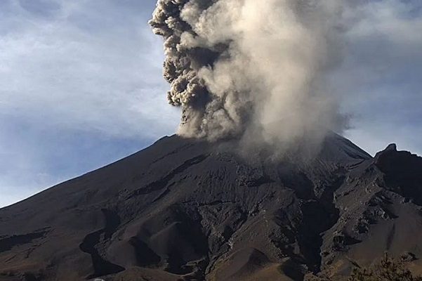 Popocatépetl registra dos explosiones y liberación de ceniza
