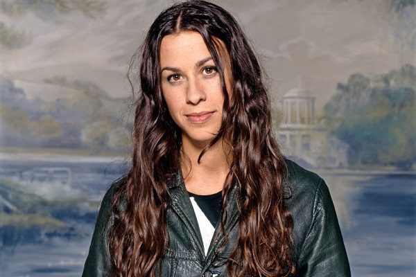 Alanis Morrisette revela que fue víctima de una violación tumultuaria a los 15 años