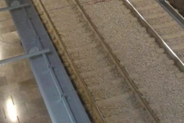 Persona muere tras aventarse a la vías en Metro Centro Médico