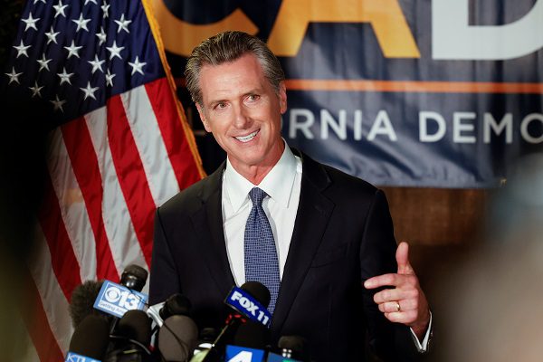 Votantes deciden que el gobernador de California conserve su cargo