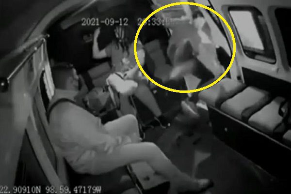 "¡Se va a caer!", pasajero se queda dormido y cae de combi, en Neza