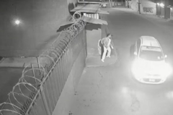 Enfermera logra escapar de taxista que intentaba secuestrarla, en Tultepec