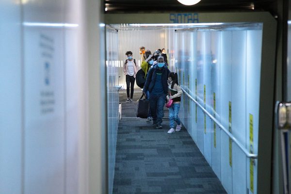 Llega quinto grupo de afganos que solicitaron refugio en México