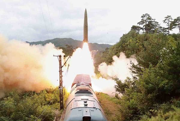 Corea del Norte lanzó misiles balísticos desde un tren #VIDEO