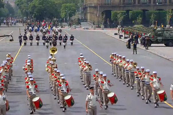 Decenas de personas se congregan para ver el desfile militar en CDMX