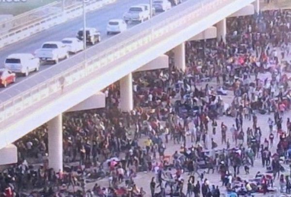 Retienen a más de ocho mil migrantes haitianos bajo puente fronterizo, en Texas