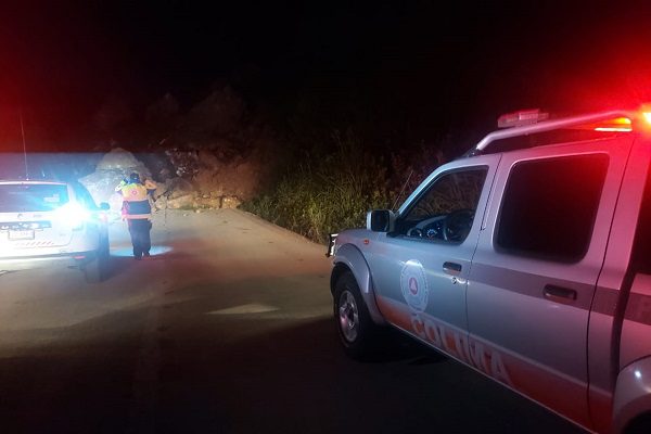 Derrumbe de cerro sobre carretera en Colima deja un muerto