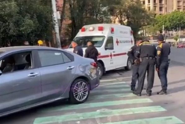 Mujer atropella intencionalmente a policía de tránsito, en la Cuauhtémoc