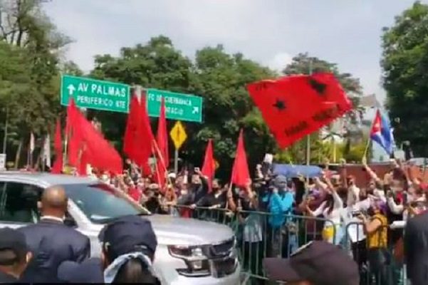 Chocan partidarios de Díaz-Canel con opositores en Embajada en CDMX