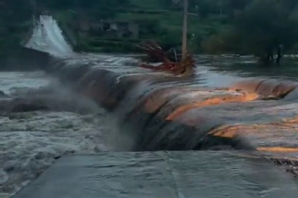 Desborde de presa en Zacatecas deja decenas de damnificados