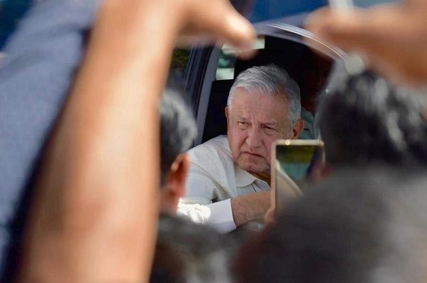 AMLO asegura intervención a personal de salud despedido en Oaxaca
