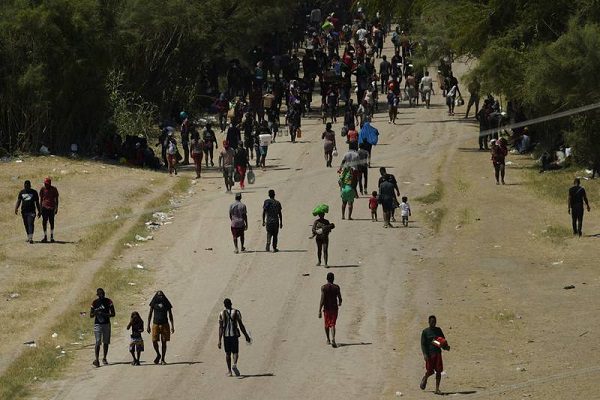 EE.UU. inicia deportación de migrantes retenidos en puente fronterizo de Texas