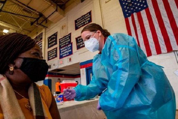 Fauci augura que tercera dosis para población general sea aprobada pronto