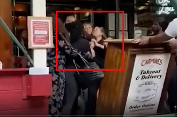 Mujeres golpean a empleada por pedirles comprobante de vacunación