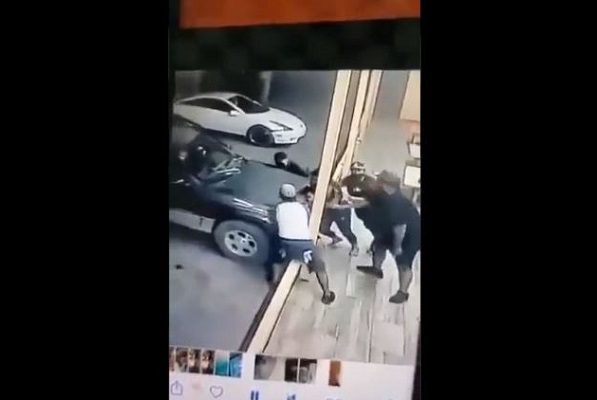 Joven muere prensada tras tratar de empujar camioneta, en Sonora