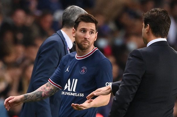Messi deja con la mano estirada a su entrenador, Mauricio Pochettino