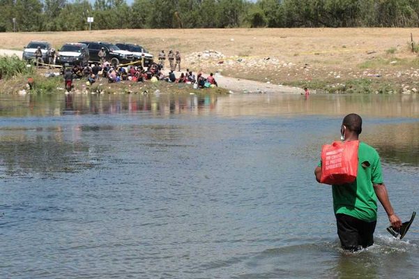 EE.UU. cierra frontera con México en Texas por masiva llegada de migrantes