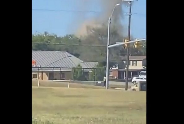 Avión militar se estrella barrio residencial de EE.UU. y deja dos heridos