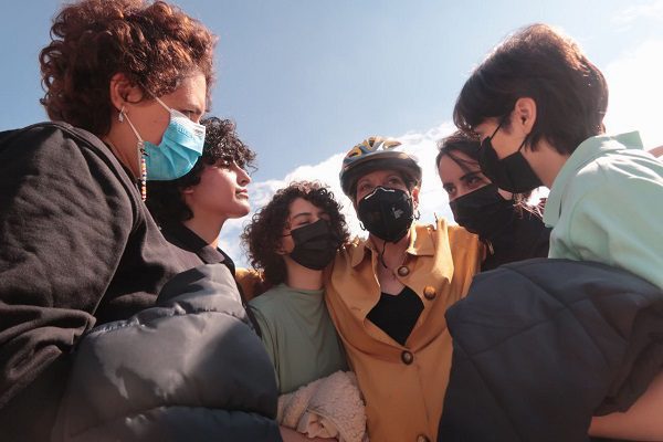 Jóvenes afganas refugiadas pasean en bici por CDMX