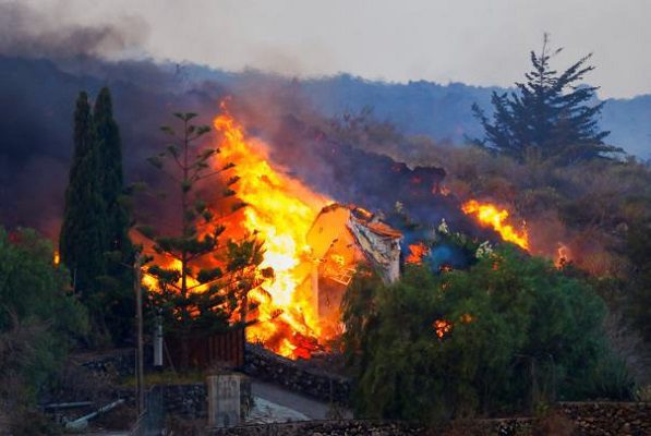 Al menos 100 casas destruidas tras erupción de volcán de La Palma #VIDEOS