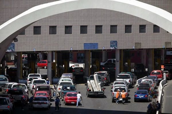 EE.UU. extiende un mes más cierre parcial de frontera con México