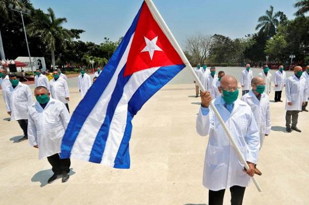 Líder del PAN en el Senado acusa contratación de “falsos” médicos cubanos