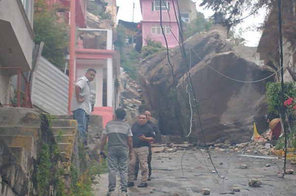 AMLO ofrece casas a afectados por derrumbe en Cerro del Chiquihuite
