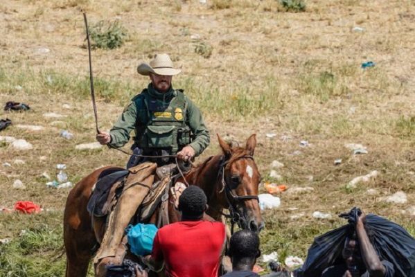 La Casa Blanca condena uso de lazos contra migrantes haitianos
