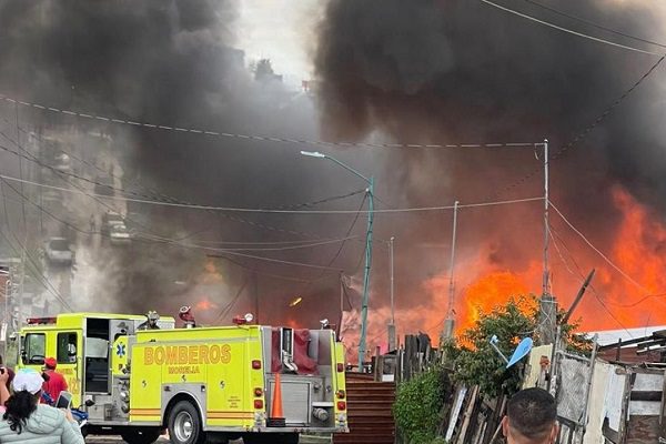 Incendio consume ocho casas y dos vehículos, en Morelia #VIDEOS