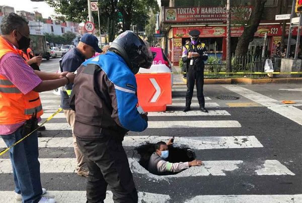 Se forma socavón en Eje 1 Mosqueta y Guerrero, en CDMX