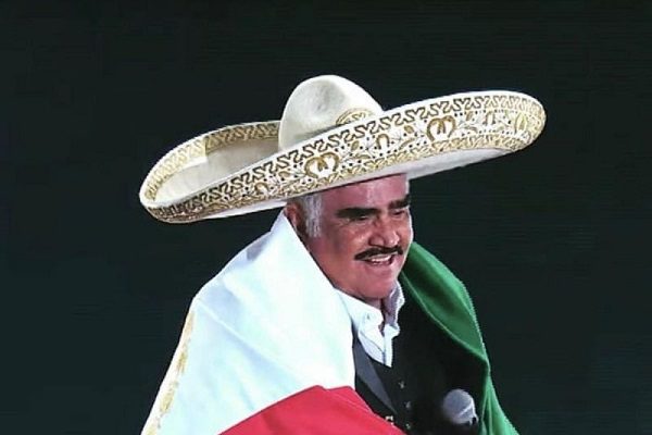 Vicente Fernández continúa en terapia intensiva, pero despierto