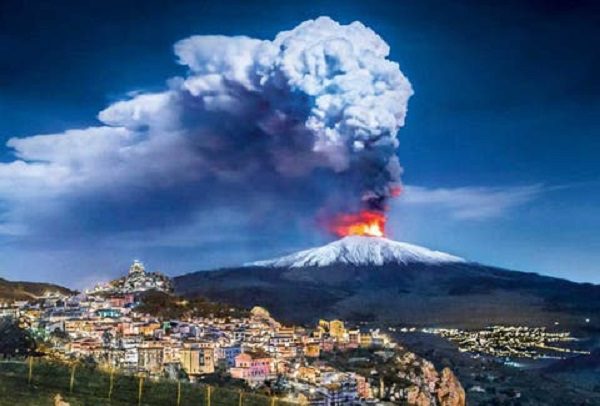 Tras entrar en erupción, el volcán Etna, en Sicilia, arroja cenizas y lava