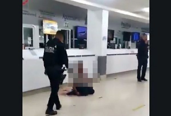 Por rompimiento amoroso, hombre se corta el cuello en terminal de Mexicali