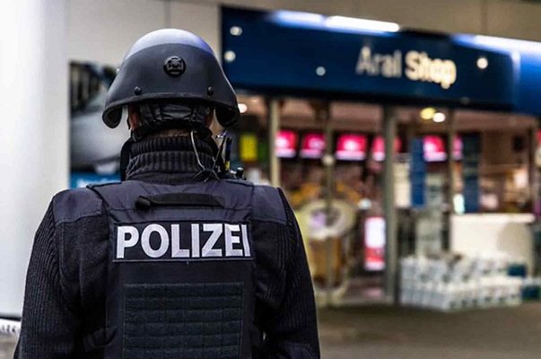Hombre mata a un cajero por pedirle usar cubrebocas, en Alemania
