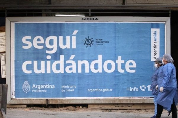 Uso de cubrebocas al aire libre deja de ser obligatorio en Argentina