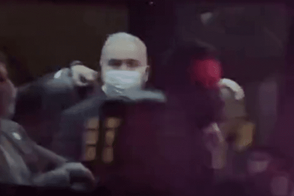 Ministro de Salud de Brasil estalla contra manifestantes en NY y hace seña obscena